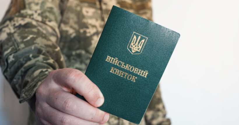 У Каневі новопризначений начальник ТЦК прийшов на засідання міськради і роздав повістки депутатам (відео)