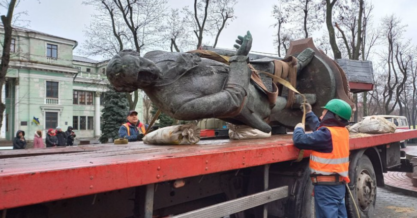Більше не буде студентам куди ставити бокал з пивом: в Дніпрі знесли памятник Ломоносову