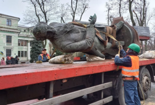 Більше не буде студентам куди ставити бокал з пивом: в Дніпрі знесли памятник Ломоносову
