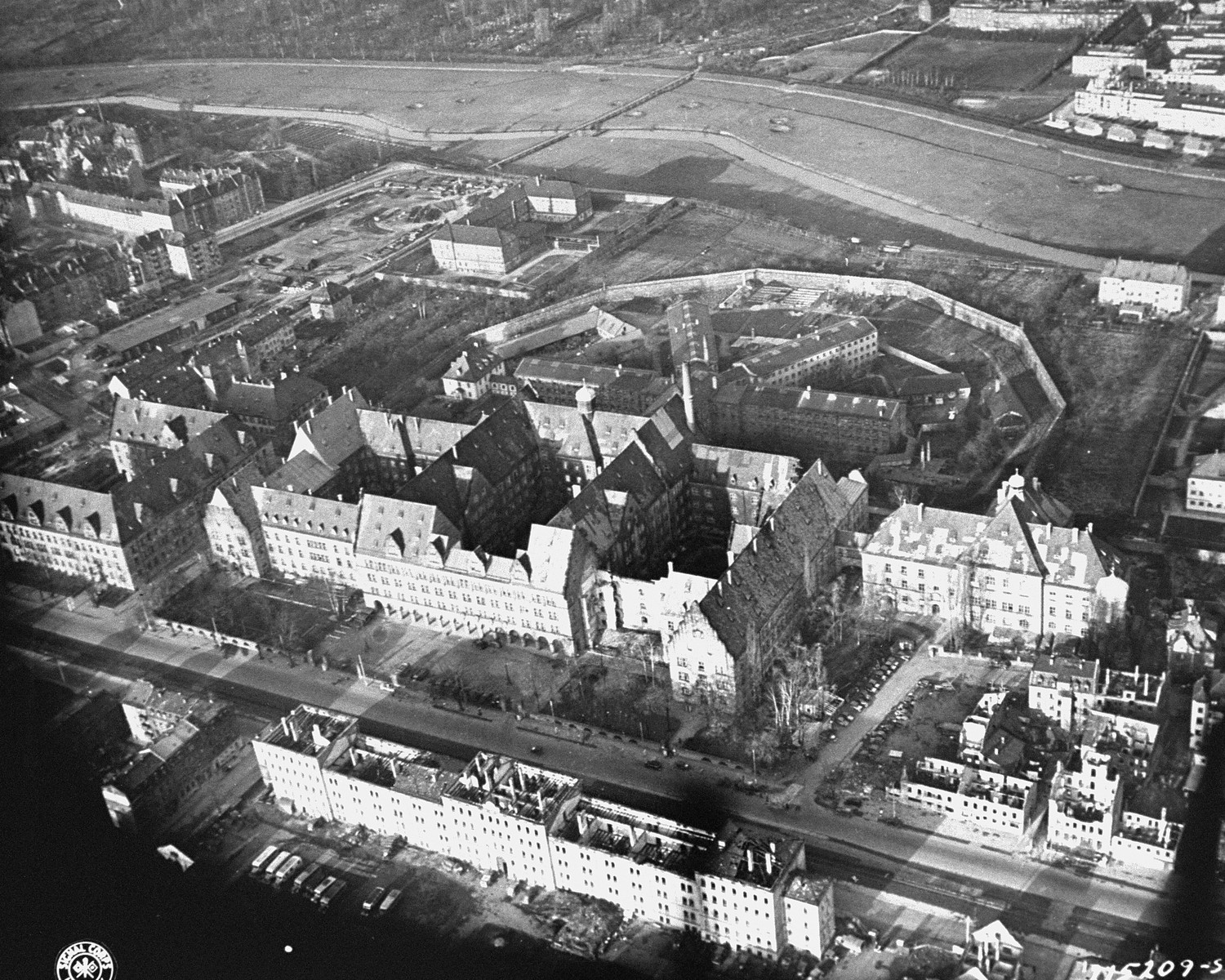The_Palace_of_Justice_in_Nurnberg.jpg (649 KB)