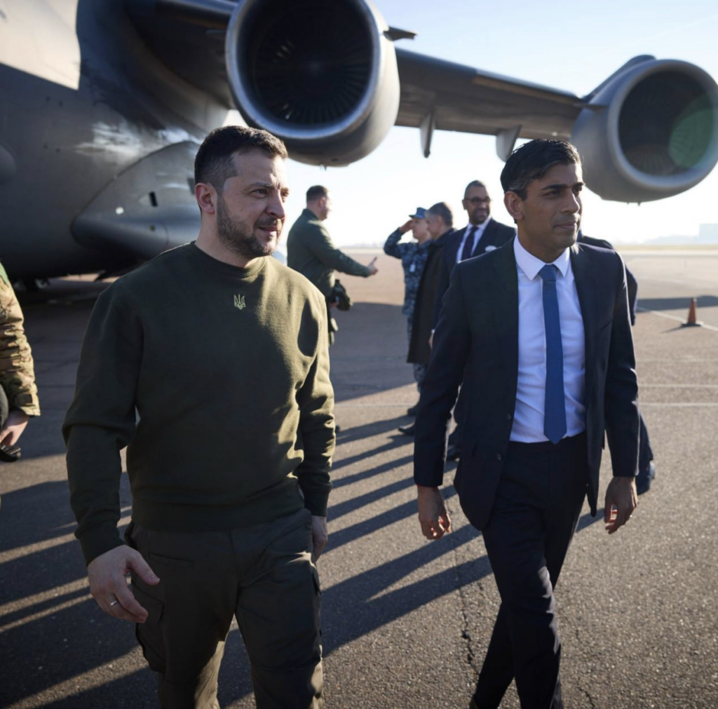 Візит Володимира Зеленського до Великої Британії - президента зустрів Ріші Сунак.