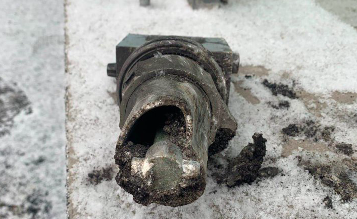 В Києві уламки ворожого снаряду зруйнували дах приватного будинку