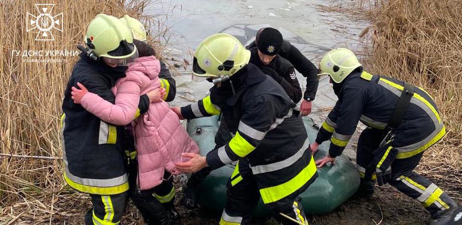 На Львівщині дівчинка провалилася під кригу