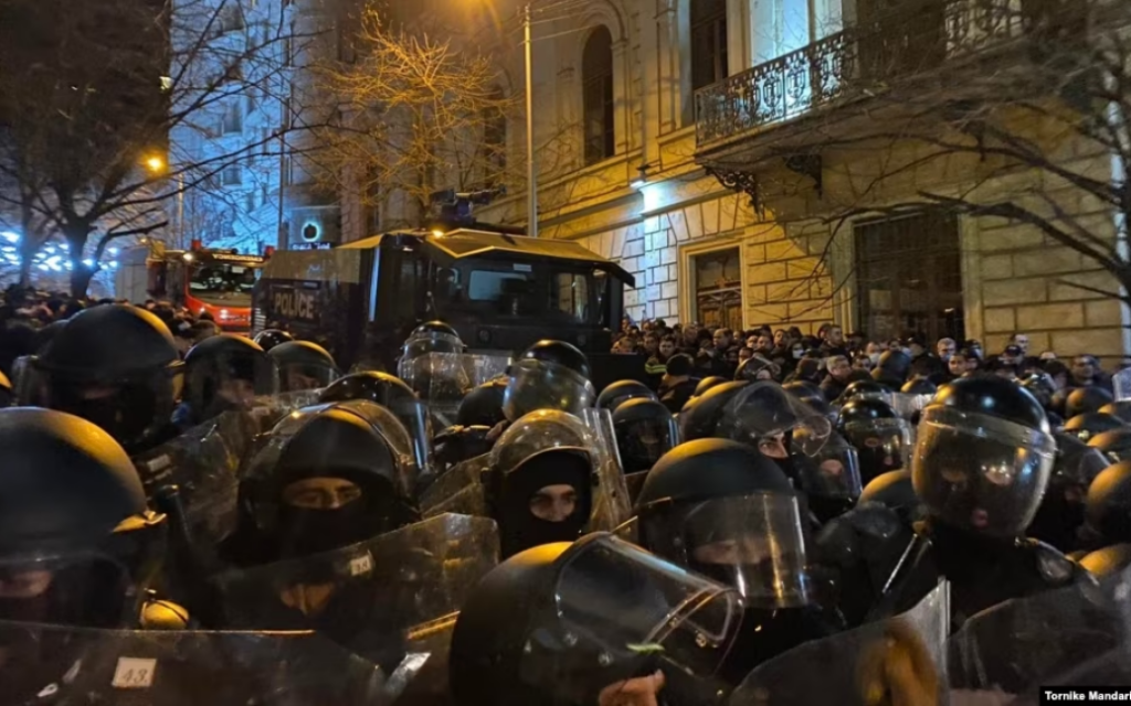 Під парламентом у Тбілісі почалися сутички