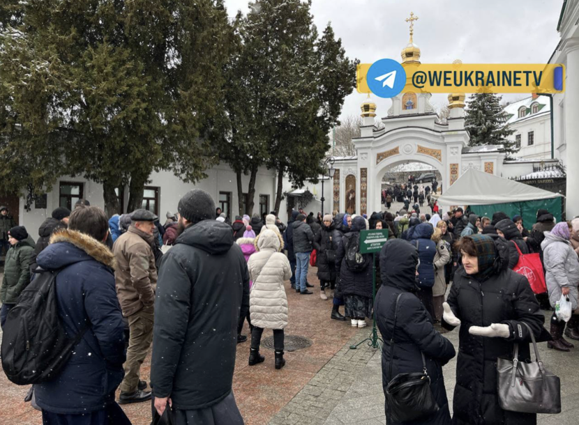 Віряни прийшли до Києво-Печерської лаври, з якої виїжджає УПЦ МП