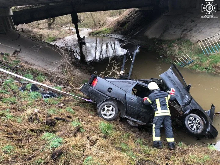 Водій на автомобілі Opel Veсtra злетів з моста в річку