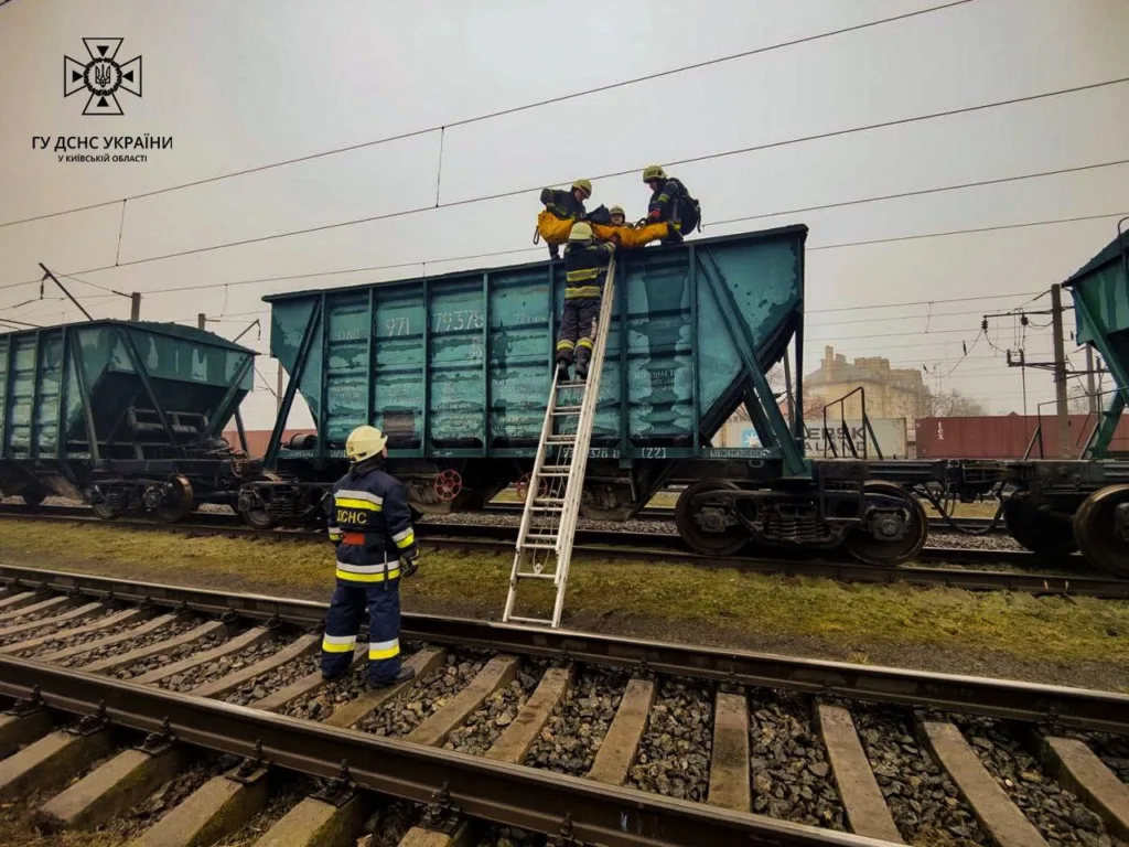 На Київщині помер підліток: його вбило струмом на даху вагона